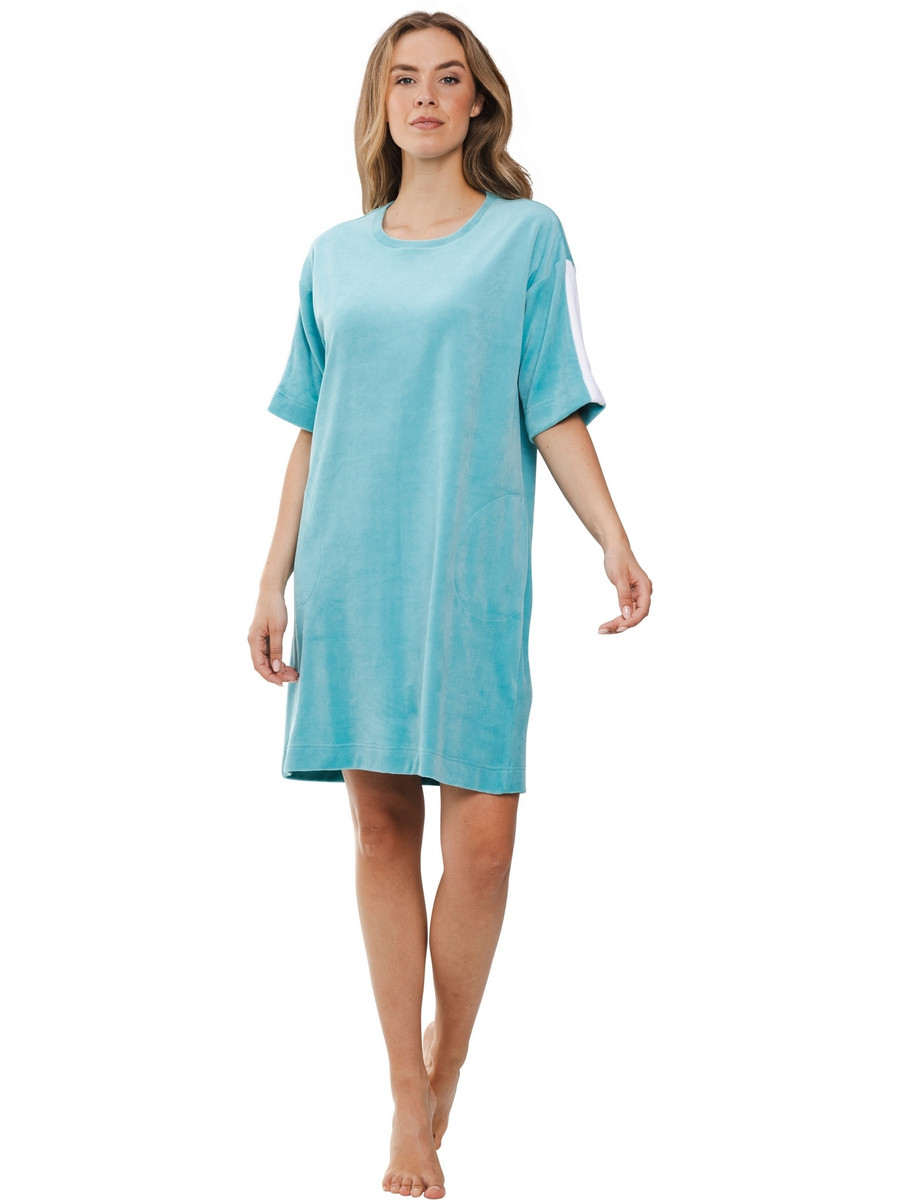 Sportief lichtblauw nachthemd velours